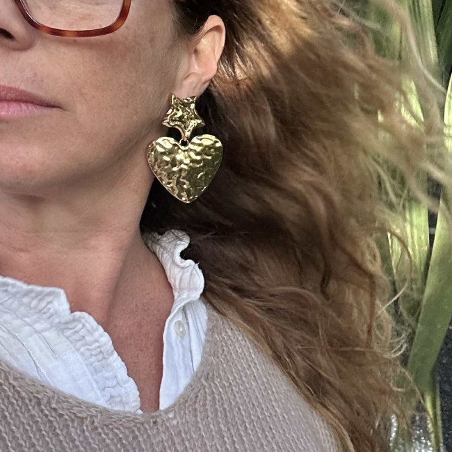 boucles d'oreilles de créateur, acier inoxydable doré, gros pendentif coeur martelé clou d'oreille étoile martelée, portées, atelier proche de Bordeaux boucles d'oreilles de créateur, acier inoxydable doré, gros pendentif coeur martelé clou d'oreille étoile martelée, portées, atelier proche de Bordeaux