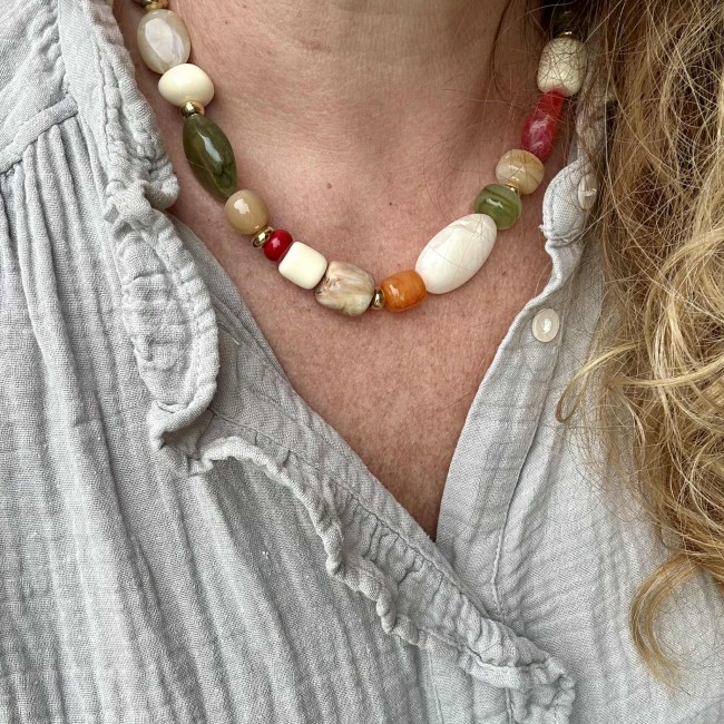 collier de créateur, grosses perles en résine multicolore et acier inox doré, porté, atelier proche de Bordeaux