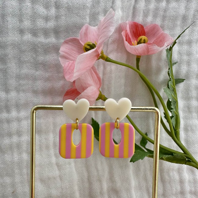 boucles d'oreilles de créateur, carrés colorés et rayés rose et jaune, clou d'oreille coeur résine coloré assorti, atelier proche de Bordeaux boucles d'oreilles de créateur, carrés colorés et rayés rose et jaune, clou d'oreille coeur résine coloré assorti, atelier proche de Bordeaux