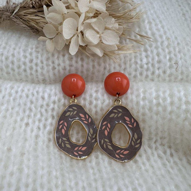 boucles d'oreilles de créateur, gouttes martelées en acier inox doré décorées de motifs floraux, clou d'oreille rond résine coloré assorti, atelier proche de Bordeaux