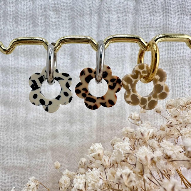 boucles d'oreilles créoles de créateur, pendentif fleur en résine et créoles acier inox doré ou argenté, atelier proche de Bordeaux boucles d'oreilles créoles de créateur, pendentif fleur en résine et créoles acier inox doré ou argenté, atelier proche de Bordeaux