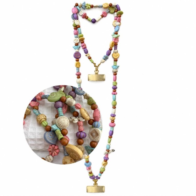 Cordon de téléphone bijou Jardin Poudré Cordon de téléphone bijou Jardin Poudré en perles de résine colorées sur fond blanc
