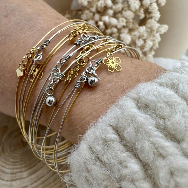 bracelets joncs ultra fins de créateur, fil en acier inoxydable doré ou argenté, mini breloques pampilles fleur, étoile ou perle, portés, atelier proche de Bordeaux bracelets joncs ultra fins de créateur, fil en acier inoxydable doré ou argenté, mini breloques pampilles fleur, étoile ou perle, portés, atelier proche de Bordeaux