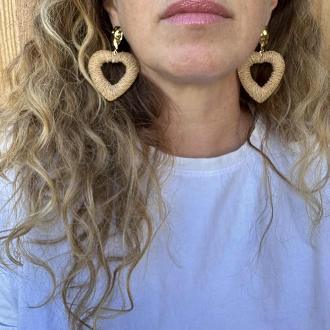 boucles d'oreilles de créateur, pendentif coeur raphia beige, clou oreille martelé acier inox doré, portées, atelier proche de Bordeaux