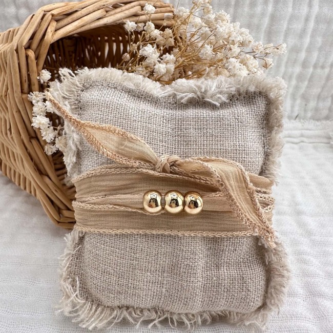 Bracelet bohème Annick en ruban de soie beige avec trois perles dorées