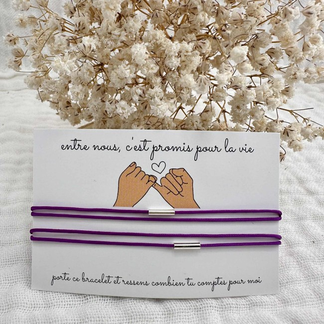 bracelets de créateur, à offrir à ton amoureux, ton ami, ta famille, fil violet et tube en argent ajustable, présentés sur une carte promesse du petit doigt, 16 coloris au choix, atelier proche de Bordeaux