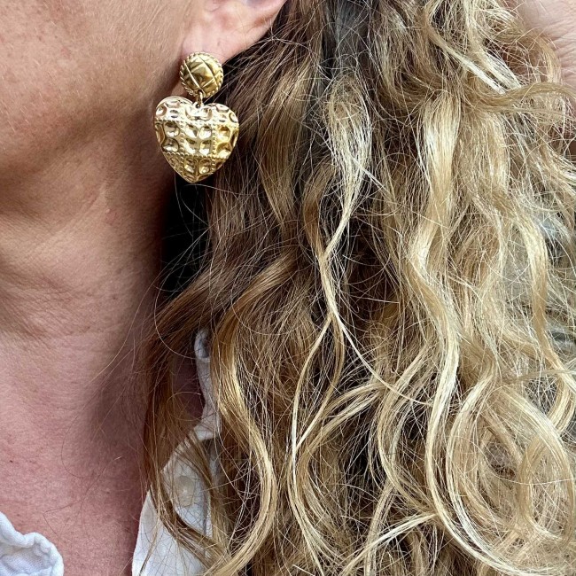 boucles d'oreilles de créateur, acier inox doré, pendentif coeur façon matelassé clou d'oreille rond assorti, portées, atelier proche de Bordeaux boucles d'oreilles de créateur, acier inox doré, pendentif coeur façon matelassé clou d'oreille rond assorti, portées, atelier proche de Bordeaux