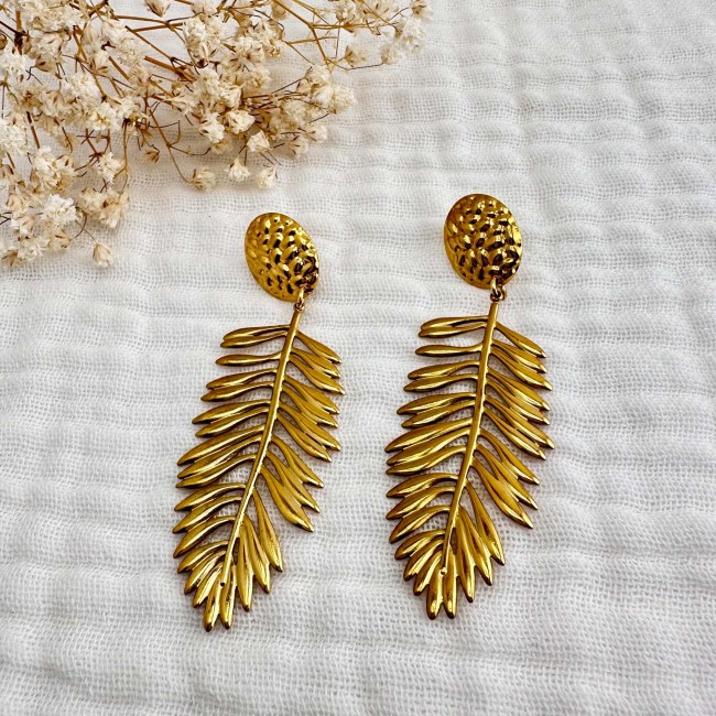 Paire de boucles d’oreilles feuillage Fauve Paire de boucles d’oreilles dorées en forme de feuillage Fauve – DEBA CREATION
