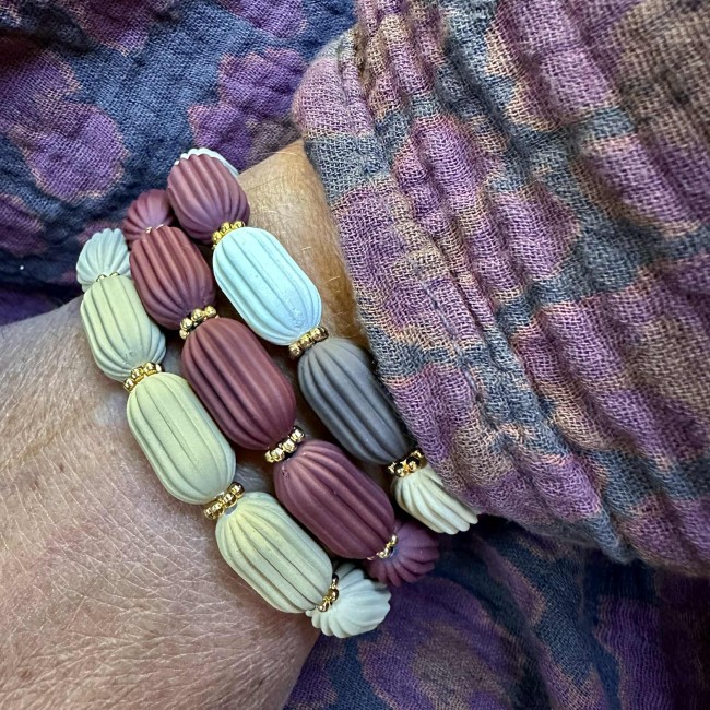 bracelets créateurs perles acrylique de couleur striées et rondelles acier inox doré, élastique, portés, atelier proche de Bordeaux