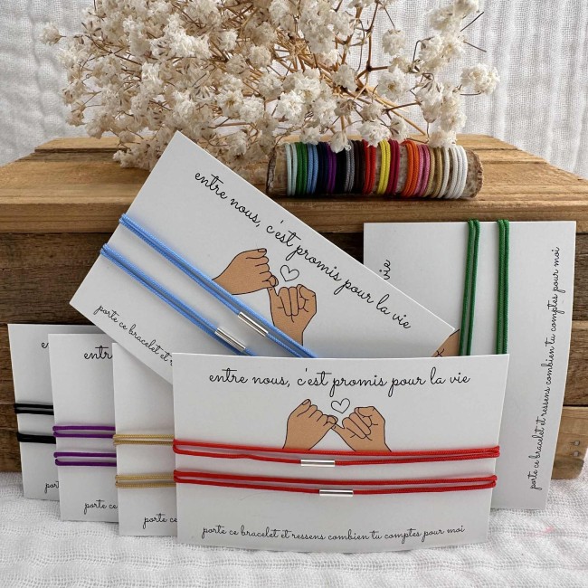 bracelets de créateur, à offrir à ton amoureux, ton ami, ta famille, fil et tube en argent ajustable, présentés sur une carte promesse du petit doigt, 16 coloris au choix, atelier proche de Bordeaux
