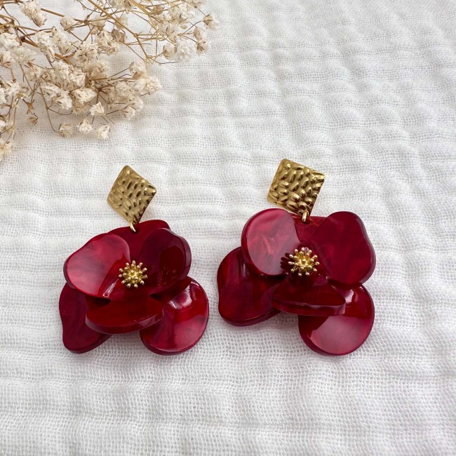 Paire de boucles d’oreilles fleurs rouges Adéla avec cœur doré et clou losange martelé sur tissu écru – DEBA CREATION
