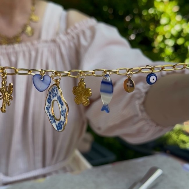 Collier personnalisé présenté après sa création en atelier