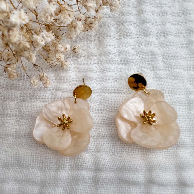 Paire de boucles d’oreilles Lena ivoire Paire de boucles d’oreilles fleurs ivoire Lena avec cœur fleuri et clous dorés sur tissu écru – DEBA CREATION