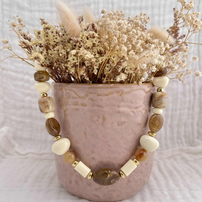 collier de créateur, grosses perles en résine beige et acier inox doré, atelier proche de Bordeaux