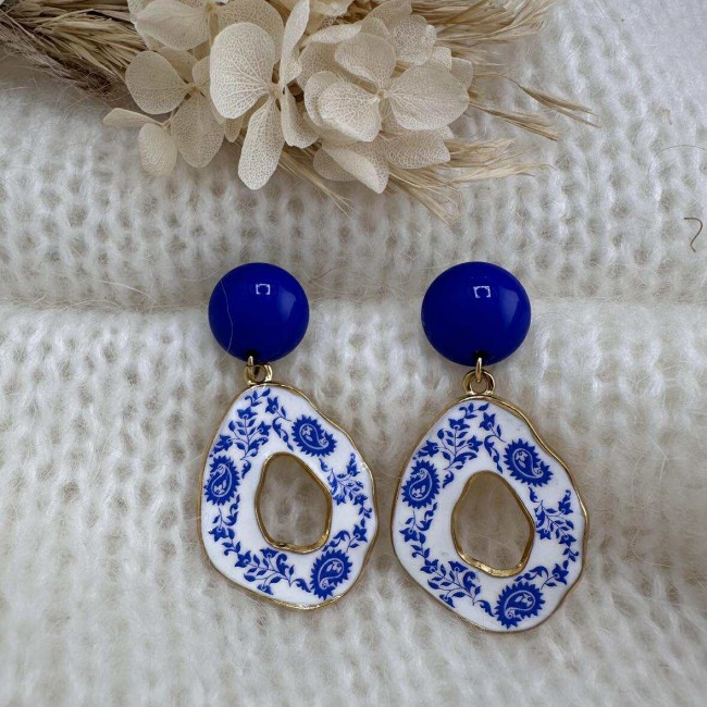 boucles d'oreilles de créateur, gouttes martelées en acier inox doré décorées de motifs floraux, clou d'oreille rond résine coloré assorti, atelier proche de Bordeaux