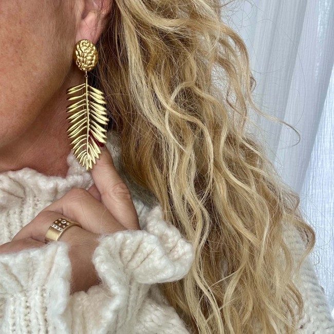 Boucles d’oreilles dorées feuillage Fauve Boucles d’oreilles dorées feuillage Fauve portées – DEBA CREATION