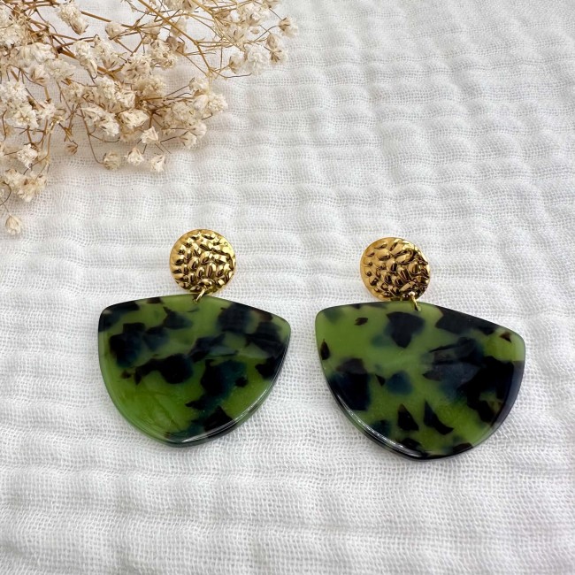 Paire de boucles d’oreilles Eva kaki et noir Paire de boucles d’oreilles Eva kaki et noir avec clous dorés martelés sur tissu écru – DEBA CREATION