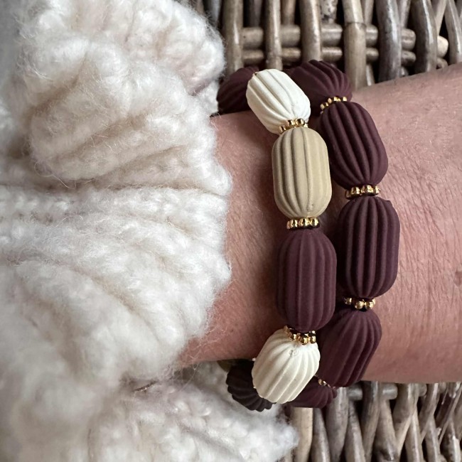 bracelets créateur perles acrylique de couleur striées et rondelles acier inox doré, élastique, portés, atelier proche de Bordeaux bracelets créateur perles acrylique de couleur striées et rondelles acier inox doré, élastique, portés, atelier proche de Bordeaux