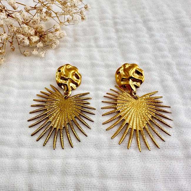 Paire de boucles d’oreilles solaires dorées Amaïa sur tissu écru – DEBA CREATION