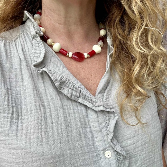 collier de créateur, grosses perles en résine rouge et acier inox doré, porté, atelier proche de Bordeaux