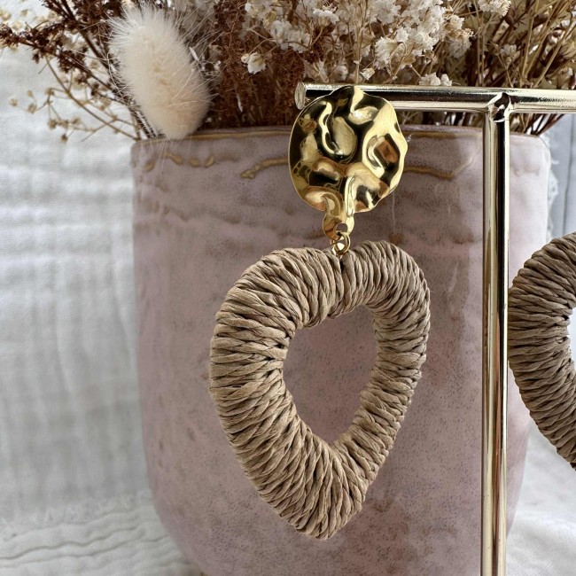 boucles d'oreilles de créateur, pendentif coeur raphia beige, clou oreille martelé acier inox doré, atelier proche de Bordeaux