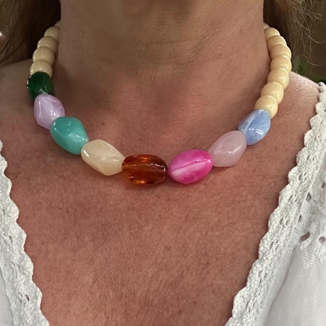 Collier Happy en perles multicolores porté au quotidien par une femme