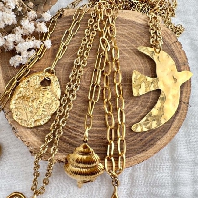 Finitions du sautoir Mélusine doré Zoom sur les pendentifs coquillage oiseau et ovale martelé du sautoir Mélusine