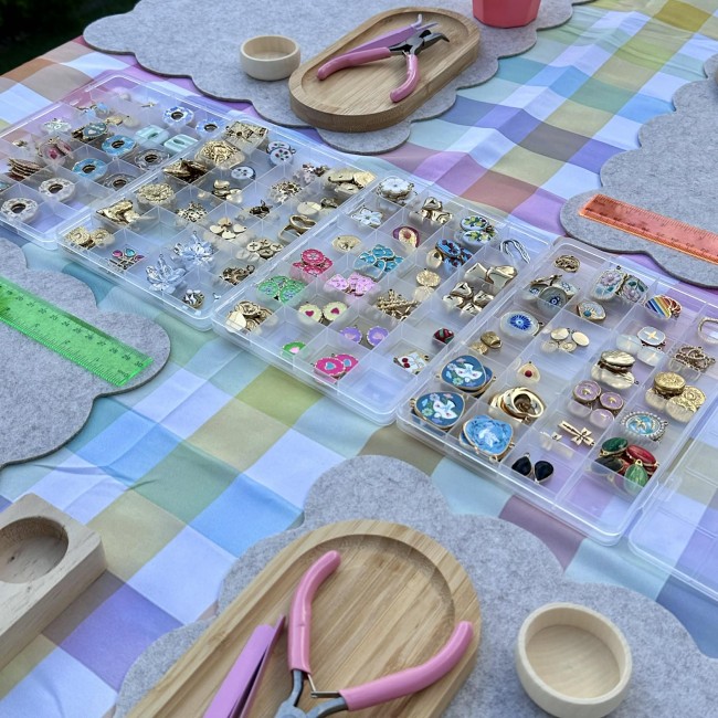 Atelier créatifs de bijoux collier et bague en acier inoxydable doré, proche de Bordeaux, en extérieur, entre copines, en famille ou entre inconnues