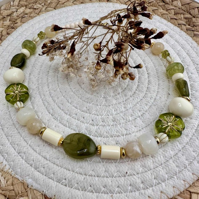 collier de créateur, grosses perles en résine vert et acier inox doré, atelier proche de Bordeaux collier de créateur, grosses perles en résine vert et acier inox doré, atelier proche de Bordeaux