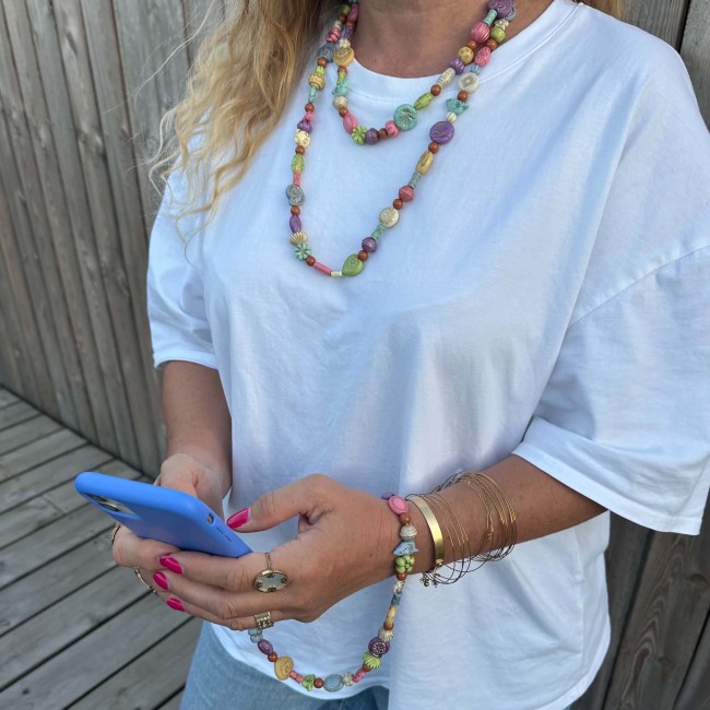 Jardin Poudré porté avec un téléphone Cordon de téléphone Jardin Poudré porté avec un téléphone et transformé en collier