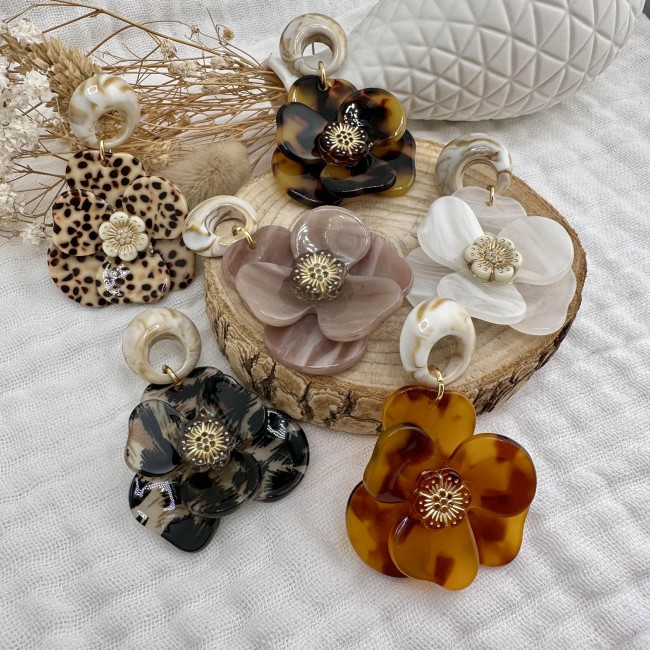boucles d'oreilles de créateur, pendentif jolie fleur en relief en résine clou d'oreille rond assorti acier inox, 6 coloris au choix, atelier proche de Bordeaux boucles d'oreilles de créateur, pendentif jolie fleur en relief en résine clou d'oreille rond assorti acier inox, 6 coloris au choix, atelier proche de Bordeaux