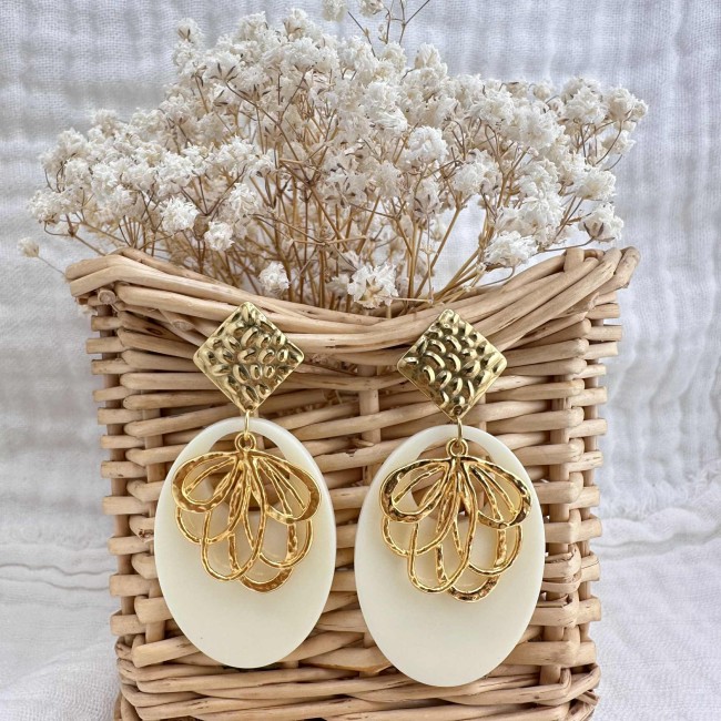 boucles d'oreilles de créateur, pendentif résine écru et fleur doré, clou oreille martelé acier inox doré, atelier proche de Bordeaux