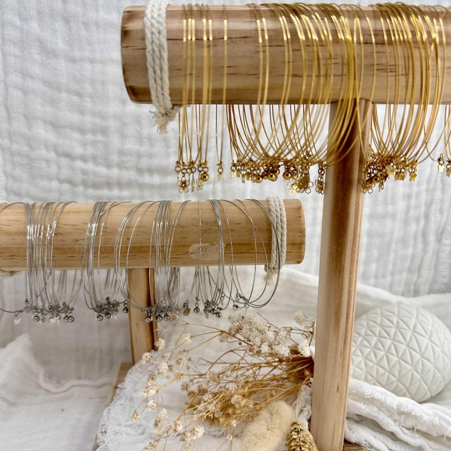 bracelets joncs ultra fins de créateur, fil en acier inoxydable doré ou argenté, mini breloques pampilles fleur, étoile ou perle, atelier proche de Bordeaux bracelets joncs ultra fins de créateur, fil en acier inoxydable doré ou argenté, mini breloques pampilles fleur, étoile ou perle, atelier proche de Bordeaux