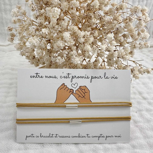 bracelets de créateur, à offrir à ton amoureux, ton ami, ta famille, fil beige et tube en argent ajustable, présentés sur une carte promesse du petit doigt, 16 coloris au choix, atelier proche de Bordeaux