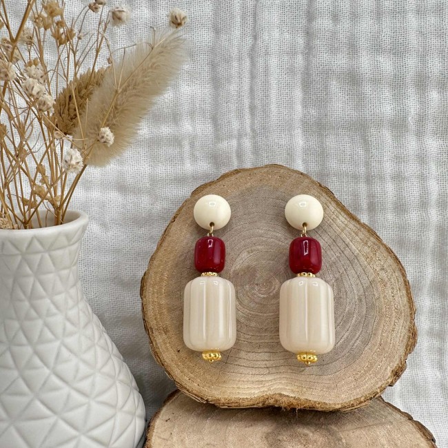 boucles d'oreilles de créateur, pendentif composé de perles en résine clou d'oreille rond résine acier inox, atelier proche de Bordeaux boucles d'oreilles de créateur, pendentif composé de perles en résine clou d'oreille rond résine acier inox, atelier proche de Bordeaux