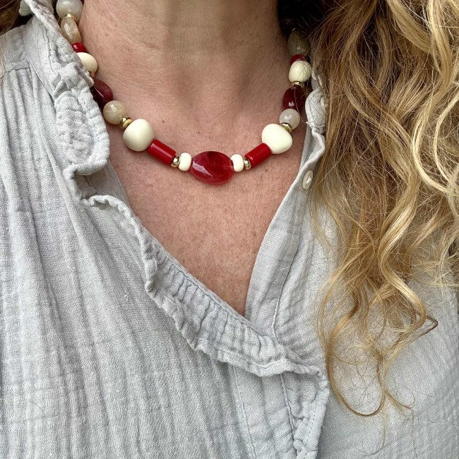 collier de créateur, grosses perles en résine rouge et acier inox doré, porté, atelier proche de Bordeaux