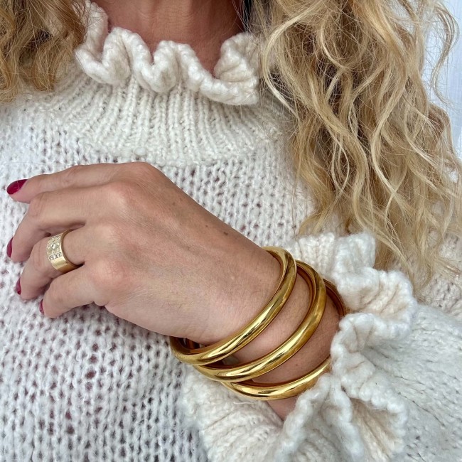 Bracelet jonc doré Yaëlle associé à d’autres bracelets dorés au poignet