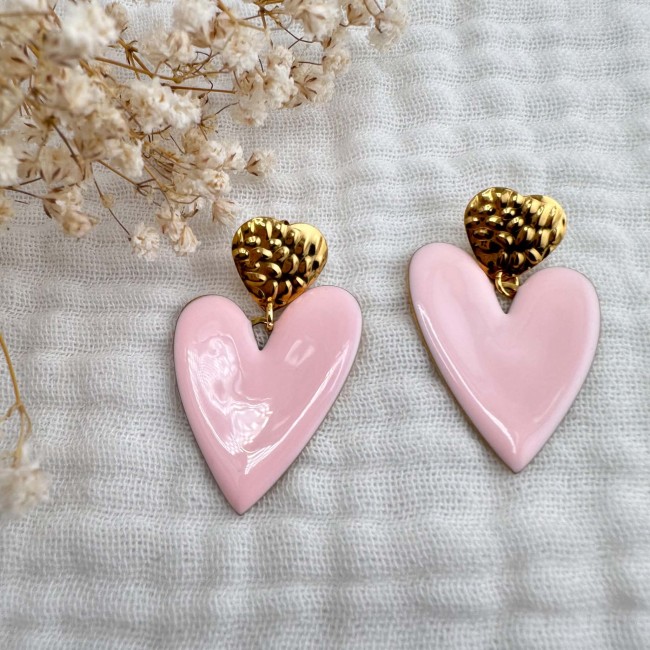 Paire de boucles d’oreilles cœurs roses Valentine Paire de boucles d’oreilles Valentine en forme de cœur rose pâle avec clous dorés martelés – DEBA CREATION