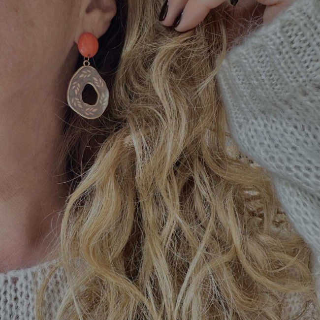 boucles d'oreilles de créateur, gouttes martelées en acier inox doré décorées de motifs floraux, clou d'oreille rond résine coloré assorti, portées, atelier proche de Bordeaux