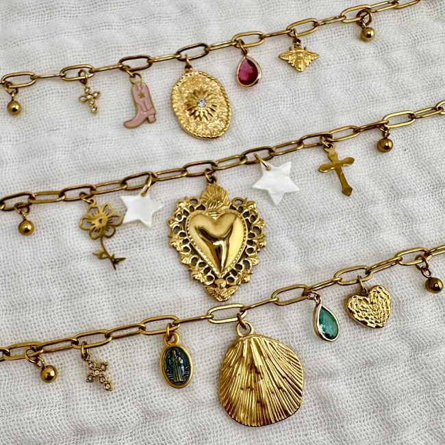 colliers créateur, breloques, pampilles et charms, sur chaîne doré, acier inox doré et coloré, ajustable, atelier proche de Bordeaux colliers créateur, breloques, pampilles et charms, sur chaîne doré, acier inox doré et coloré, ajustable, atelier proche de Bordeaux