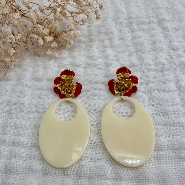 Paire de boucles d’oreilles Carmen avec fleurs rouges et pendentifs ovales ivoire – DEBA CREATION