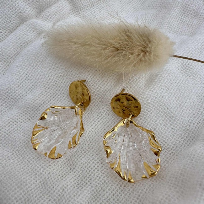 boucles d'oreilles de créateur, pendentif pétale fleur transparent et doré clou d'oreille rond acier inox doré, atelier proche de Bordeaux boucles d'oreilles de créateur, pendentif pétale fleur transparent et doré clou d'oreille rond acier inox doré, atelier proche de Bordeaux