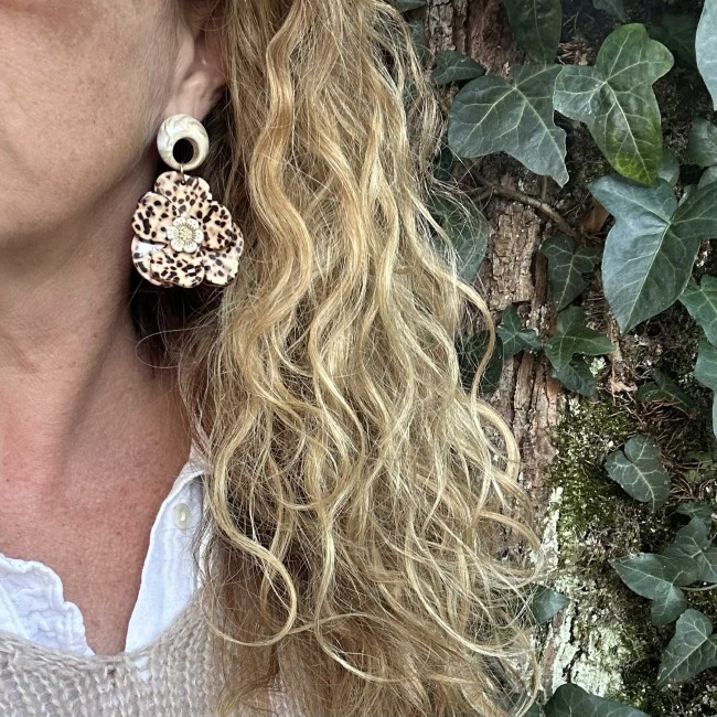 boucles d'oreilles de créateur, pendentif jolie fleur en relief moucheté marron ou blanc marbré clou d'oreille rond assorti acier inox, portées, atelier proche de Bordeaux boucles d'oreilles de créateur, pendentif jolie fleur en relief moucheté marron ou blanc marbré clou d'oreille rond assorti acier inox, portées, atelier proche de Bordeaux