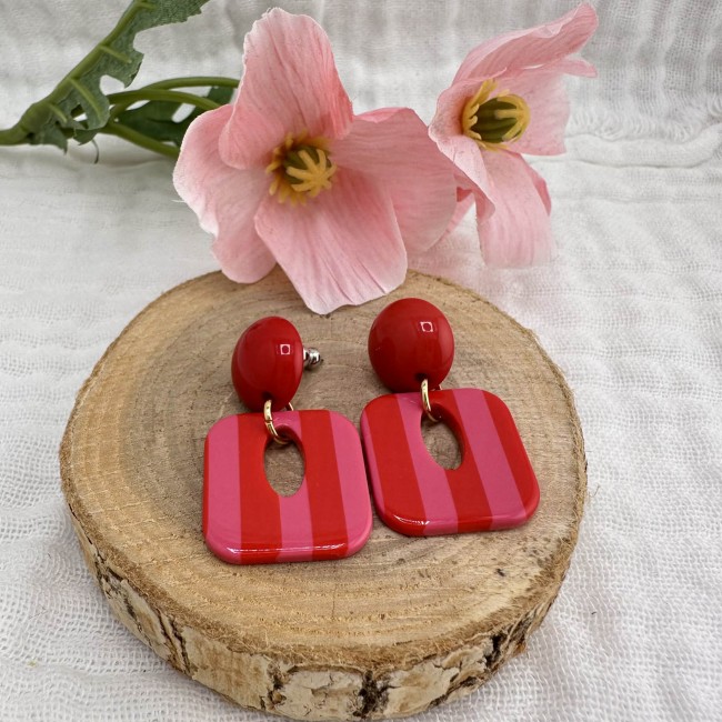boucles d'oreilles de créateur, carrés colorés et rayés rouge et rose, clou d'oreille rond résine coloré assorti, atelier proche de Bordeaux boucles d'oreilles de créateur, carrés colorés et rayés rouge et rose, clou d'oreille rond résine coloré assorti, atelier proche de Bordeaux