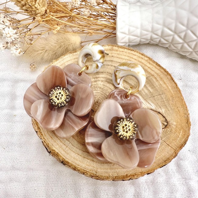 boucles d'oreilles de créateur, pendentif résine jolie fleur en relief greige clou d'oreille rond assorti acier inox, atelier proche de Bordeaux boucles d'oreilles de créateur, pendentif résine jolie fleur en relief greige clou d'oreille rond assorti acier inox, atelier proche de Bordeaux
