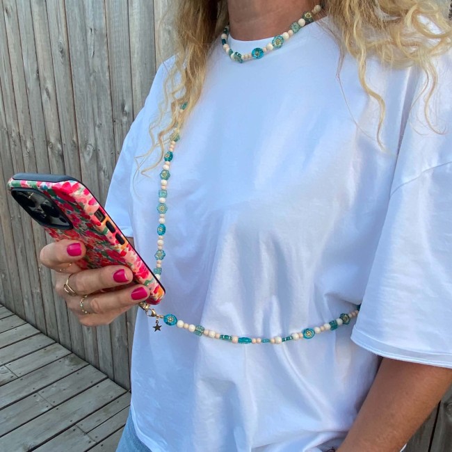 Cordon de téléphone Bouquet de Myosotis porté en bandoulière avec un téléphone et en collier
