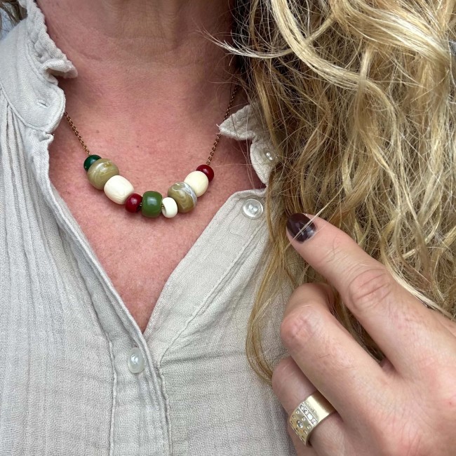Collier Emma porté sur chemise claire Collier Emma en perles multicolores porté sur une chemise claire – DEBA CREATION