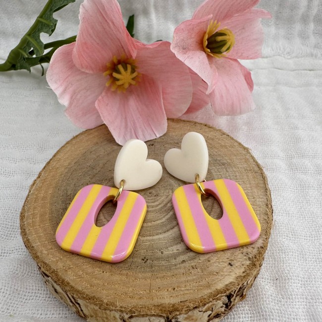 boucles d'oreilles de créateur, carrés colorés et rayés rose et jaune, clou d'oreille coeur résine coloré assorti, atelier proche de Bordeaux boucles d'oreilles de créateur, carrés colorés et rayés rose et jaune, clou d'oreille coeur résine coloré assorti, atelier proche de Bordeaux