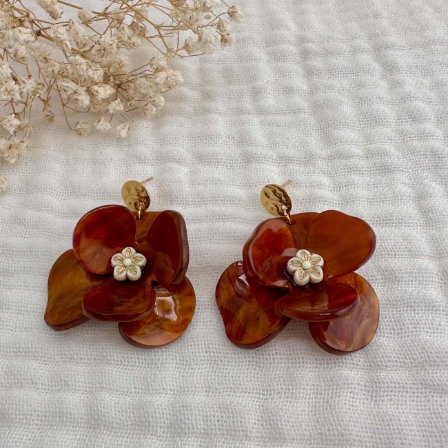 Paire de boucles d’oreilles Lola caramel Paire de boucles d’oreilles fleurs caramel Lola avec cœur fleuri et clous dorés sur tissu écru – DEBA CREATION