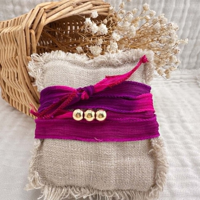 Bracelet bohème Annick en ruban de soie rose fuchsia avec trois perles dorées